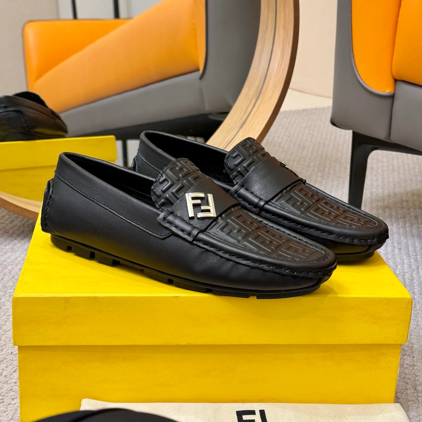 Men's shoes 💰420 [FENDI Fendi] 2⃣️0⃣️2⃣️5️⃣New Milan men's fashion lazy catwalk style ✅ fashionable casual beanie shoes, imported calfskin fabric, super smooth texture, sweat-absorbent and breathable, (sheepskin lining). Metal LOGO on the shoe body, Medusa avatar, irregular avatar, high-end craftsmanship logo✅ French Loft set foot design style 👟Low-key and elegant, great on-foot effect... Men's shoe size: 38-46 (4-12)